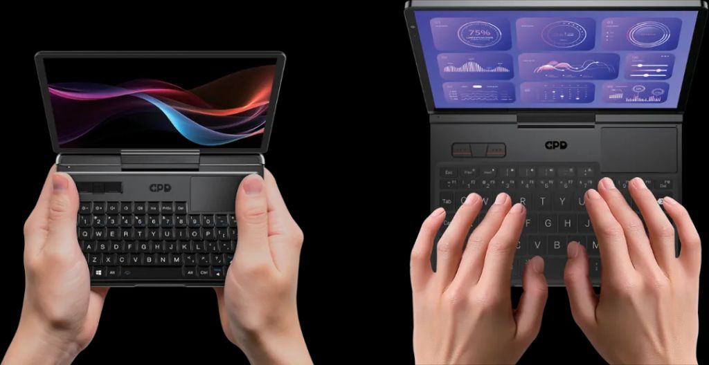 GPD MicroPC 2 とGPD Pocket 4のサイズ比較 - 両手で持っている様子